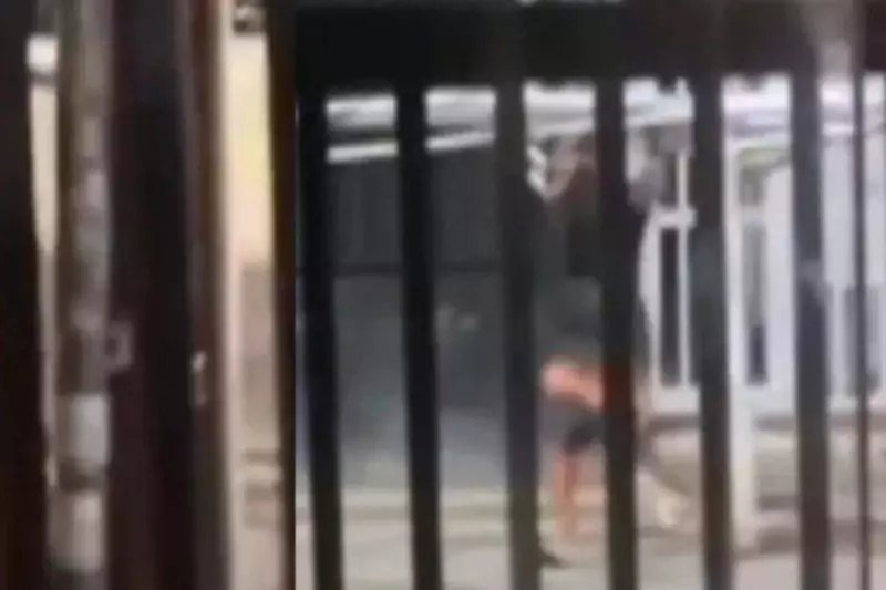 Homem é flagrado carregando portão roubado em plena luz do dia na Barra, Salvador