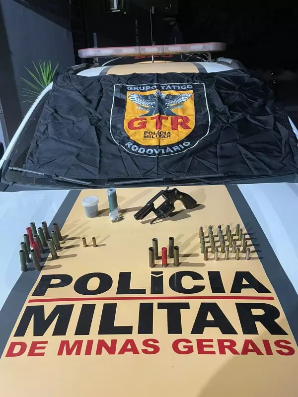 Homem é flagrado com arma e munições dentro de ônibus na BR-135 em Minas Gerais