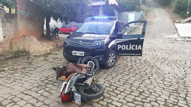 Homem é preso após agredir companheira e atacar viatura policial com motoneta em Mantena