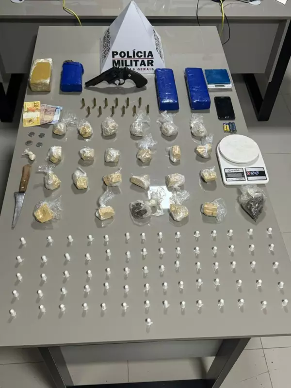 Homem é preso com arsenal e drogas após denúncias de tráfico próximo a pé de umbu em MG