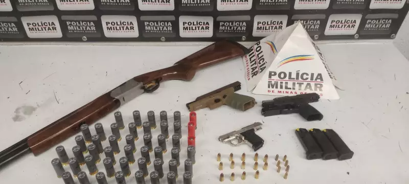 Homem é preso com escopeta e três pistolas em Divinópolis após denúncia de violência doméstica