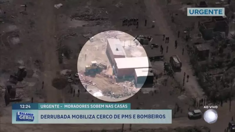 Homem escala telhado em protesto contra demolições no Sol Nascente, DF