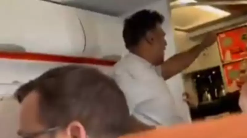 Homem provoca caos em voo da EasyJet ao gritar 'Morte à América' — passageiros o imobilizam