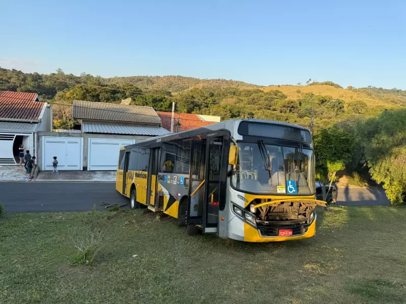 Homem rouba ônibus em Valinhos, foge e bate em poste durante perseguição policial