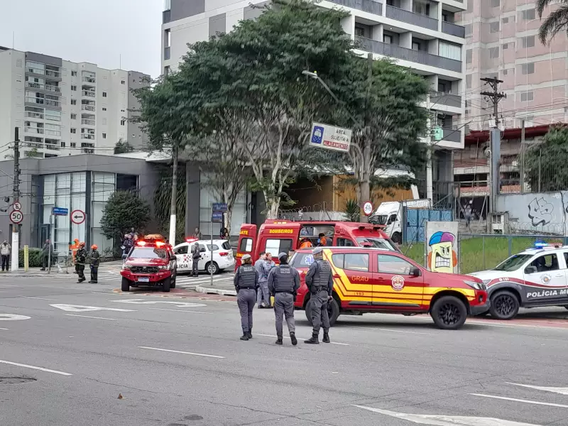 Homem sofre quedа grave em poço de elevador em obra na Zona Sul de SP