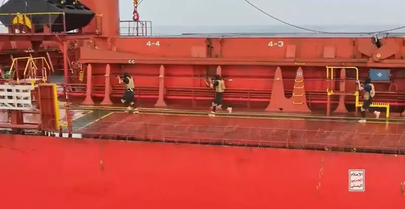 Houthis do Iêmen divulgam vídeo de ataque a navio grego no Mar Vermelho — Assista ao impacto