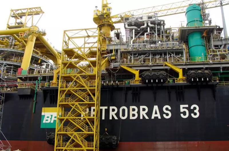 Ibovespa cai com tarifas de Trump, mas Petrobras ameniza queda