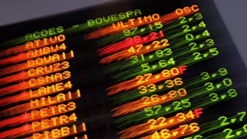 IBOVESPA cai com turbulência política e juros altos; dólar se mantém estável