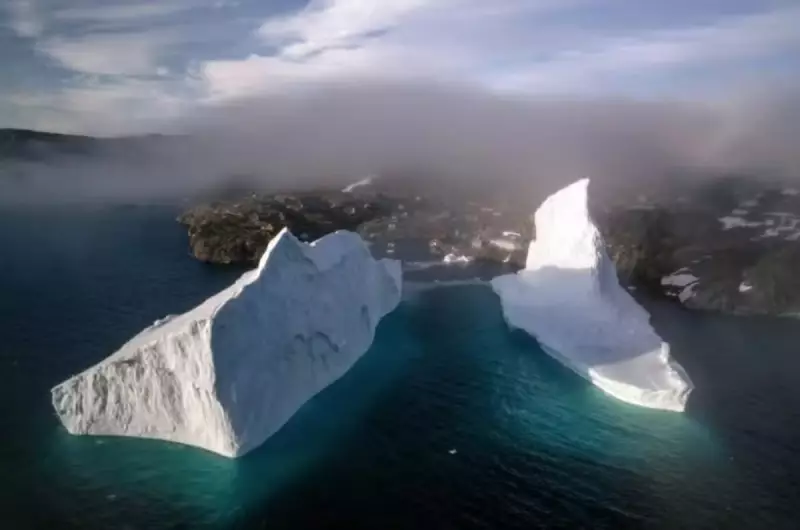 Iceberg gigante se aproxima de vilarejo na Groenlândia e autoridades emitem alerta de emergência