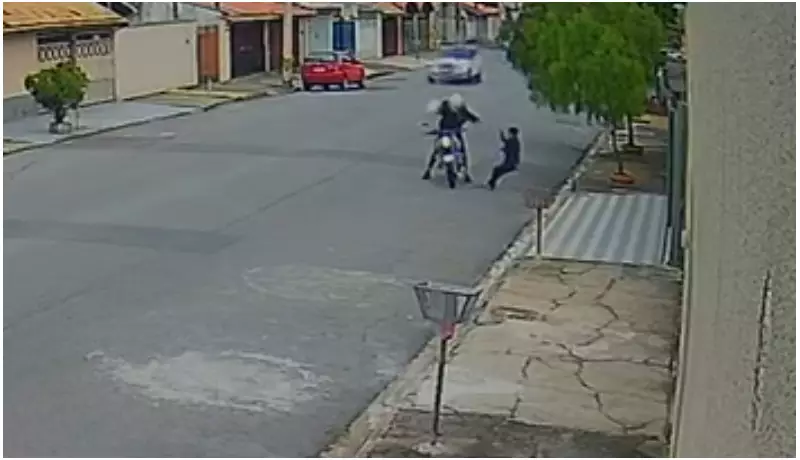 Idosa é brutalmente assaltada por motociclista em Taubaté: veja o vídeo chocante