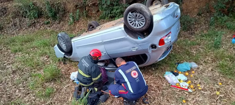 Idosa é ejetada após carro capotar e cair em ribanceira na BR-494