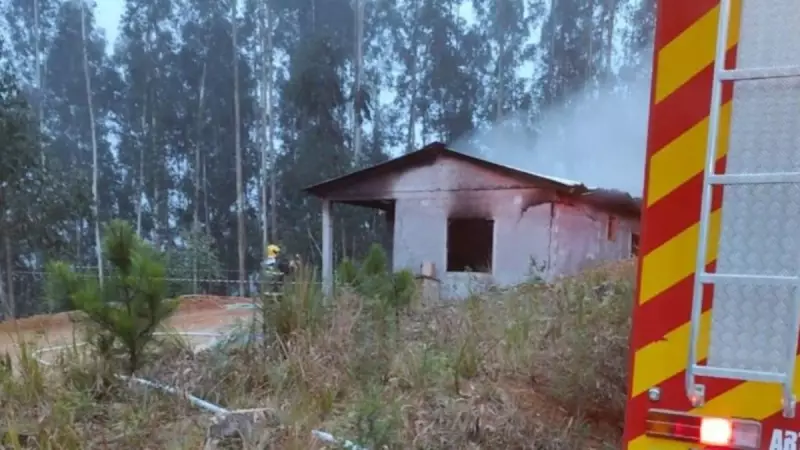 Idoso é preso após atear fogo em companheira que dormia em SC — crime choca comunidade