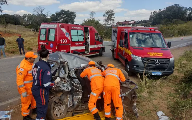 Idoso morre e passageiro fica ferido em grave acidente envolvendo caminhão e carreta na MG-179