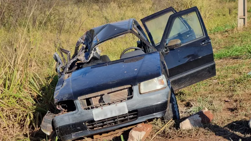 Idoso se fere gravemente em colisão entre carro e carreta na BR-262, em Campo Grande