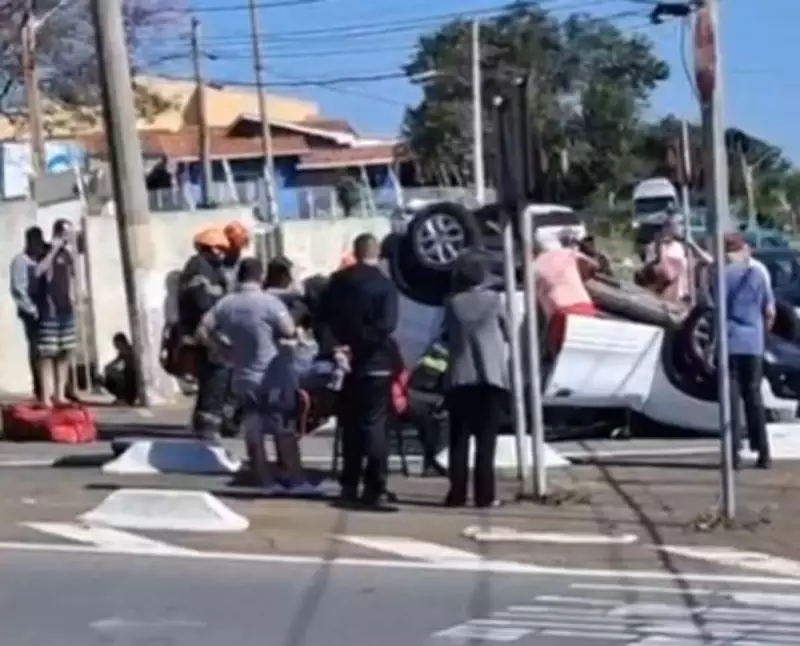 Idosos ficam feridos após carro capotar em acidente no Jardim Aurélia, Campinas