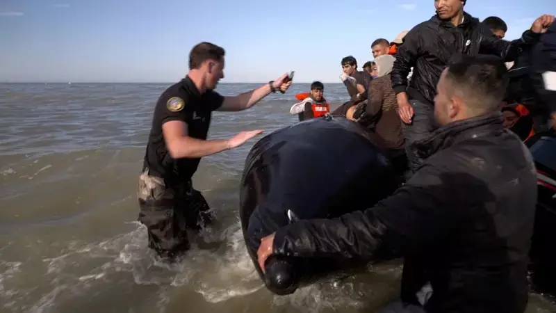 Imigrantes em bote têm embarcação furada pela polícia francesa ao tentar chegar à Inglaterra