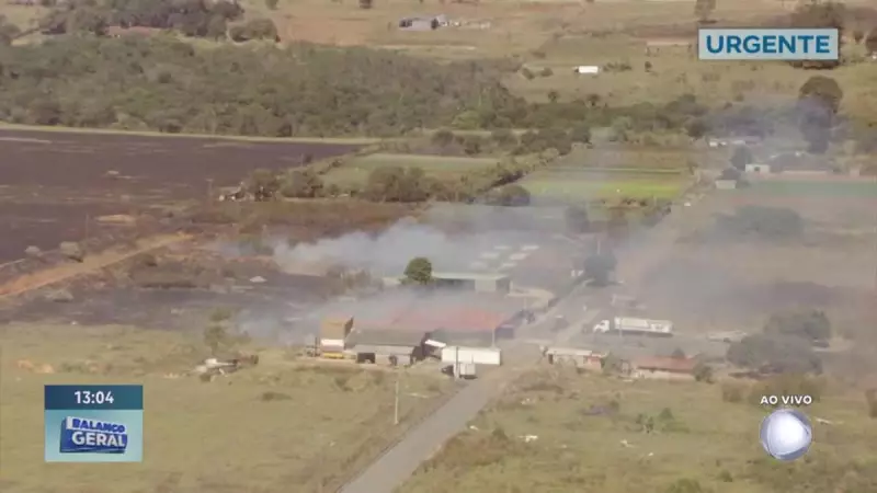 Incêndio ameaça área de vegetação entre Samambaia e Recanto das Emas no DF