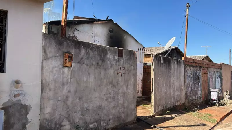 Incêndio arrasa casa em MS: moradores voltam e encontram tudo em cinzas