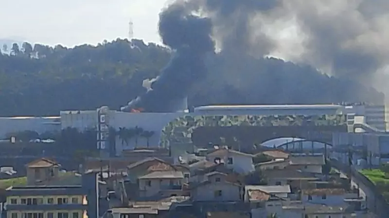 Incêndio atinge Shopping São José em Santa Catarina: veja imagens e detalhes