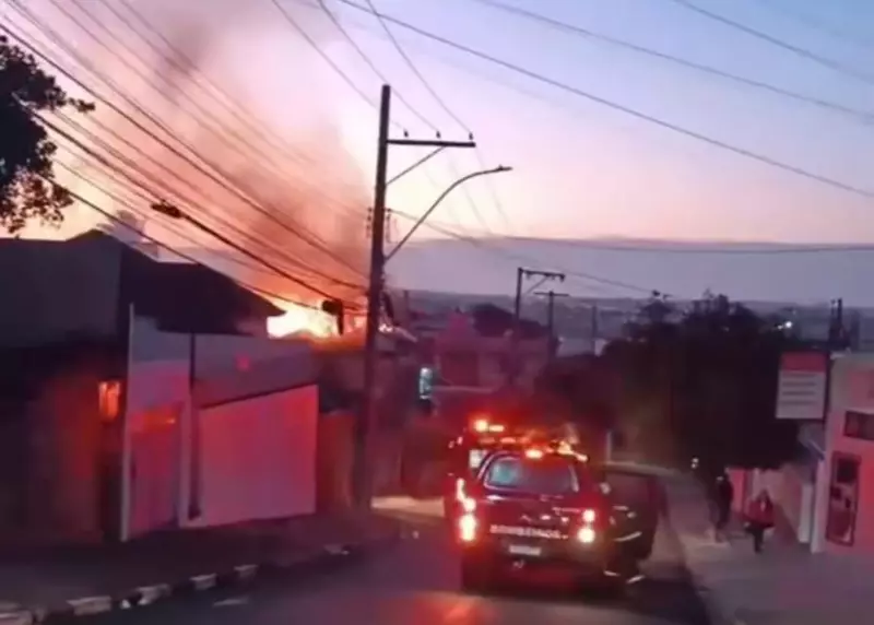 Incêndio consome casa abandonada na Vila Marcondes, em Presidente Prudente
