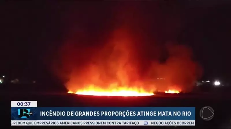 Incêndio de grandes proporções assusta moradores da Zona Oeste do Rio — veja imagens impressionantes