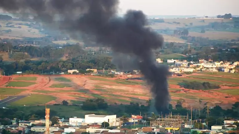 Incêndio de grandes proporções atinge área de reciclagem em Presidente Prudente e mobiliza equipes de resgate