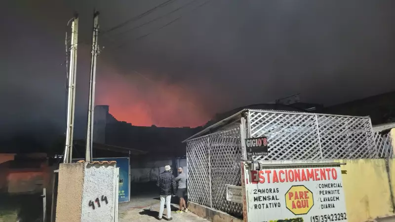 Incêndio de grandes proporções atinge depósito de materiais de construção em Capão Bonito; veja vídeo