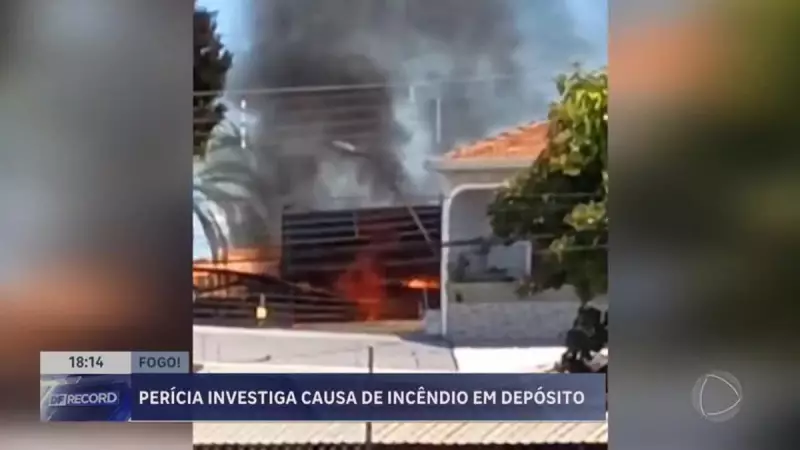 Incêndio de grandes proporções atinge depósito em Taguatinga e mobiliza Bombeiros