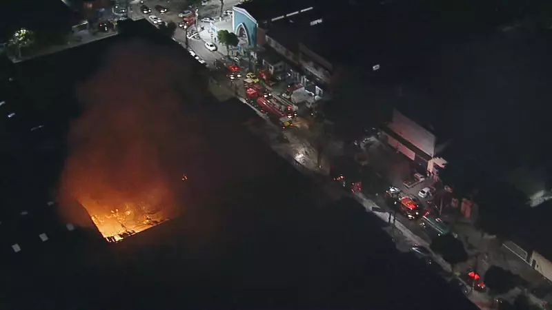 Incêndio de grandes proporções atinge depósito farmacêutico na Penha e assusta moradores