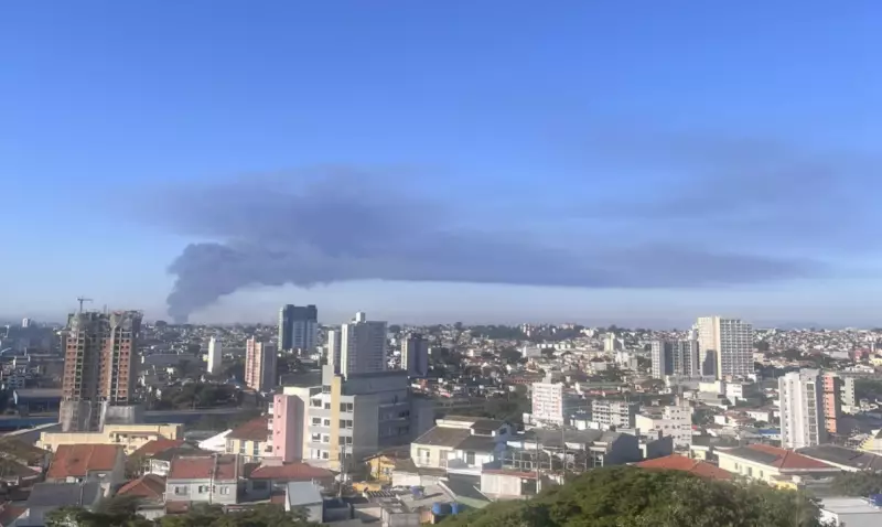 Incêndio de grandes proporções atinge fábrica de embalagens em Guarulhos — veja imagens