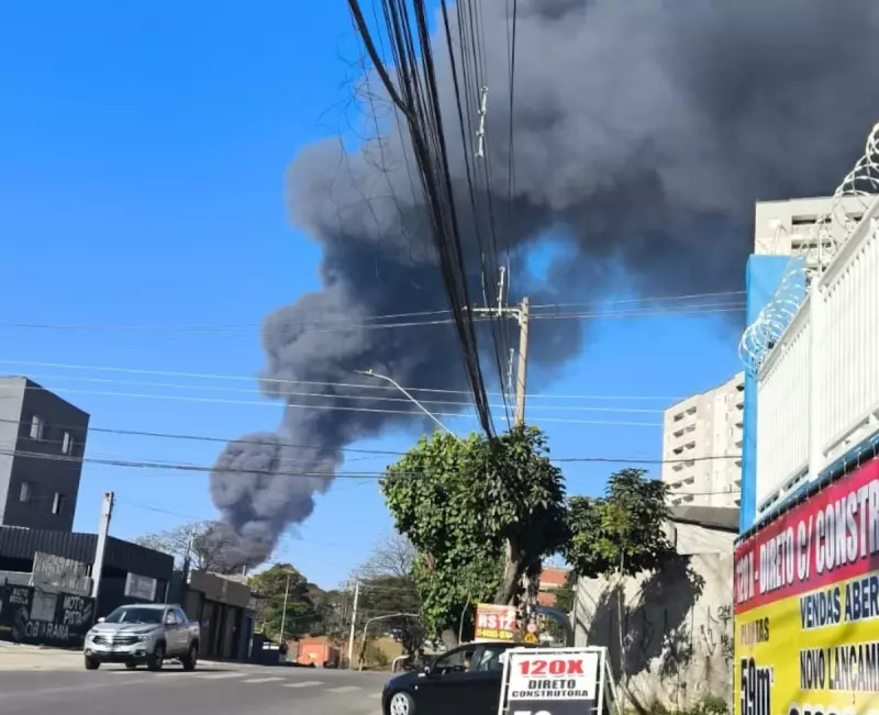 Incêndio de grandes proporções atinge fábrica em Guarulhos e assusta moradores — veja imagens