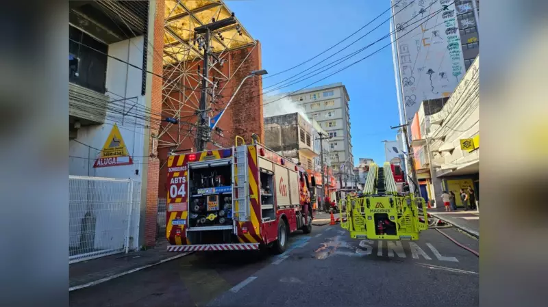 Incêndio de grandes proporções atinge prédio no centro de Fortaleza; veja vídeo