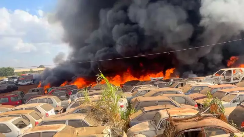 Incêndio de grandes proporções destrói 200 veículos no pátio do Detran em Uberaba