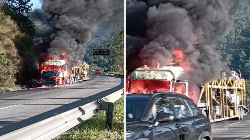 Incêndio de grandes proporções destrói caminhão cegonha carregado de carros na Rodovia Régis Bittencourt, SP