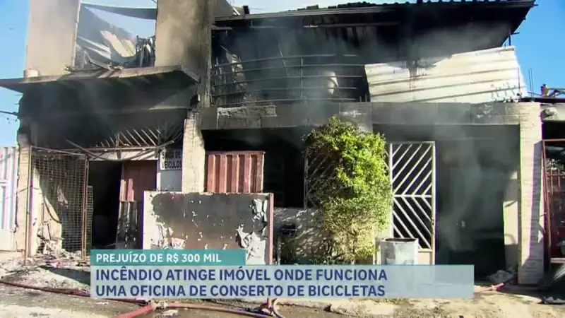 Incêndio de grandes proporções destrói casa e oficina de bicicletas na Grande BH; prejuízo chega a R$ 300 mil