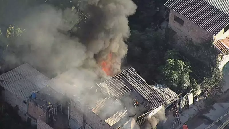 Incêndio de grandes proporções destrói casa na Grande BH; veja imagens