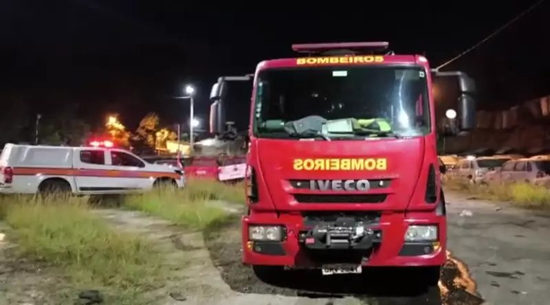 Incêndio de grandes proporções destrói mais de 40 veículos em pátio de Santa Luzia, na Grande BH