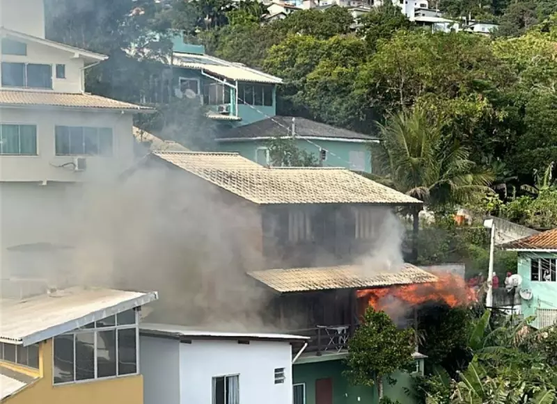 Incêndio de grandes proporções destrói prédio de três andares no bairro Pantanal, em Florianópolis