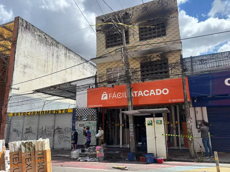 Incêndio de grandes proporções interdita loja de três andares em Fortaleza
