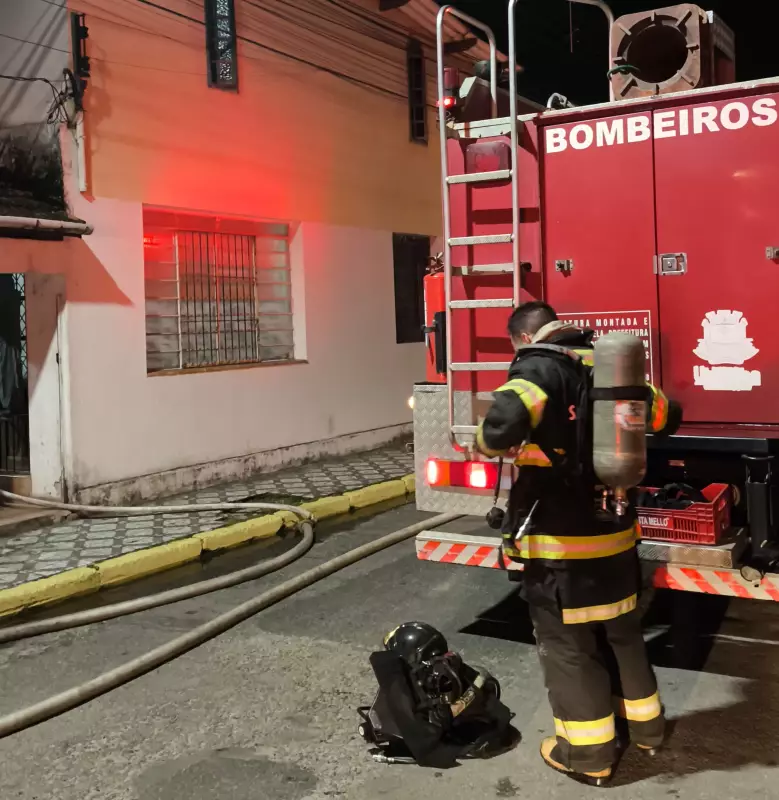Incêndio em ateliê no centro de Ubatuba, SP, mobiliza Corpo de Bombeiros