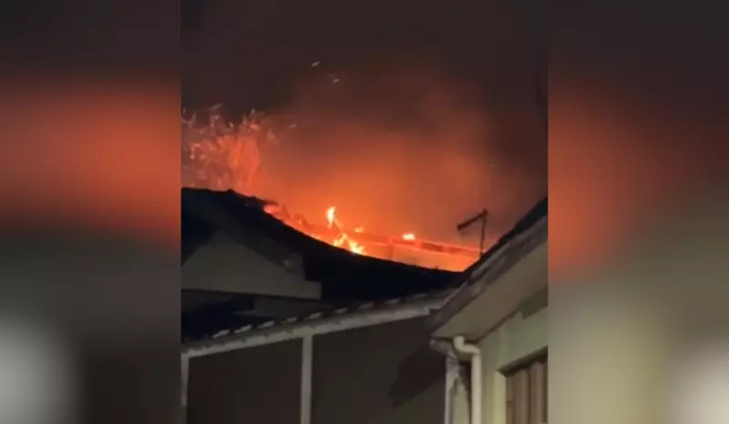 Incêndio em casa desocupada assusta moradores e mobiliza Bombeiros em Itapetininga