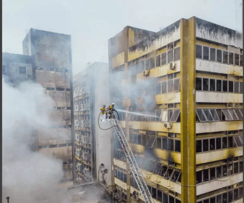 Incêndio em estabelecimento comercial desafia bombeiros há mais de 32 horas — veja detalhes