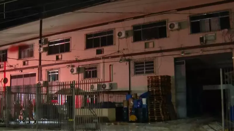 Incêndio em fábrica de cosméticos na Penha: Bombeiros controlam novos focos após horas de combate