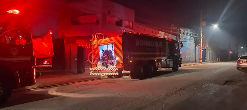 Incêndio em galpão de reciclagem assusta moradores de Suzano