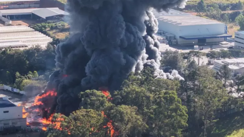Incêndio em Guarulhos: Fumaça obriga desvio de voos e preocupa moradores
