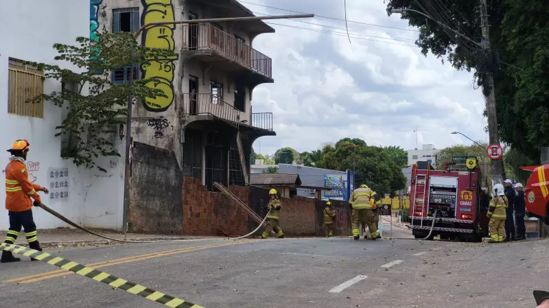 Incêndio em prédio abandonado assusta moradores próximo ao Hospital da Criança no Acre