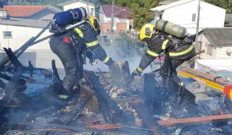 Incêndio em prédio de quitinetes em São José deixa andar inteiro em chamas — veja vídeo