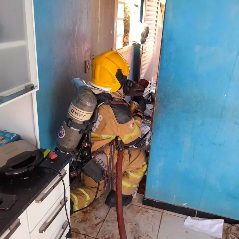 Incêndio em residência após criança colocar fogo em plástico próximo ao botijão de gás em Minas Gerais