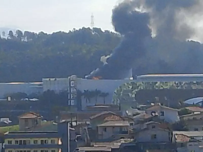 Incêndio em shopping de São José: Bombeiros controlam fogo e evitam tragédia maior