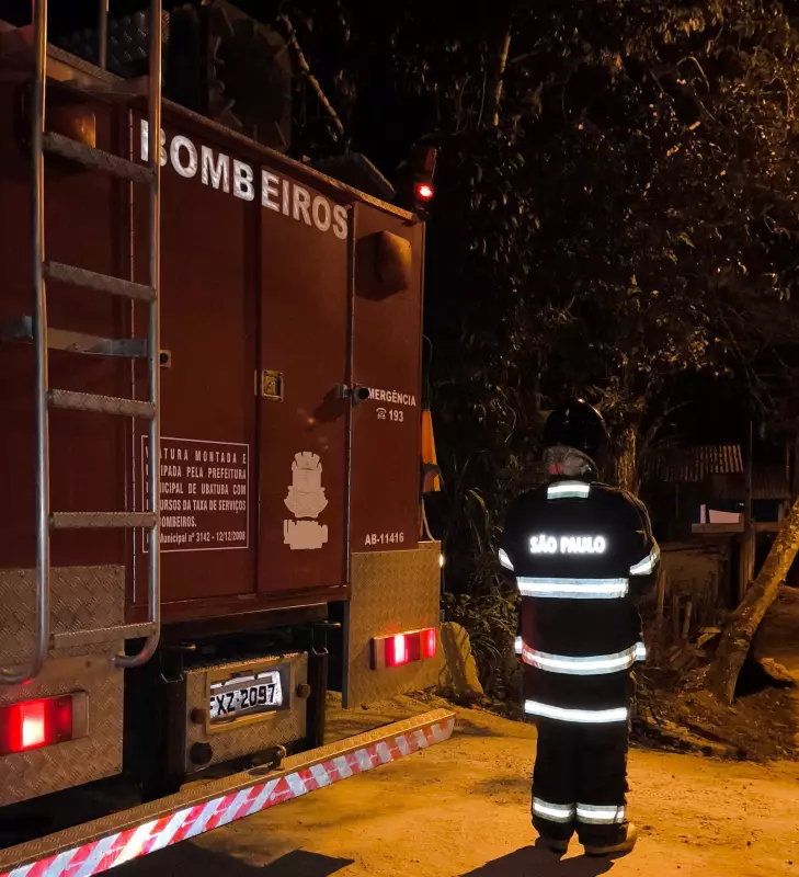 Incêndio em Ubatuba deixa morador ferido e destrói residência
